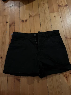 Svarta shorts - Svarta jeans shorts från hm. Namnat. Bra skick. Djur i hemmet.