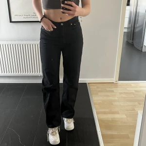 Weekday rowe jeans  - Säljer dessa snygga jeans från weekday i den populära modellen Rowe.😍 De är helt oanvända då jag inte kunde lämna tbx (enbart tagit dessa bilder i dom) köpte dom för 590kr på weekdays hemsida ❤️(200kr vid snabbt köp) 