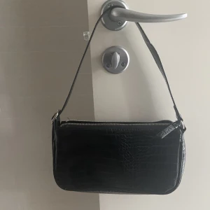 svart väska  - Svart väska från Stradivarius, i super bra skicka o använd bara några gånger. Säljer pga ej används längre. 