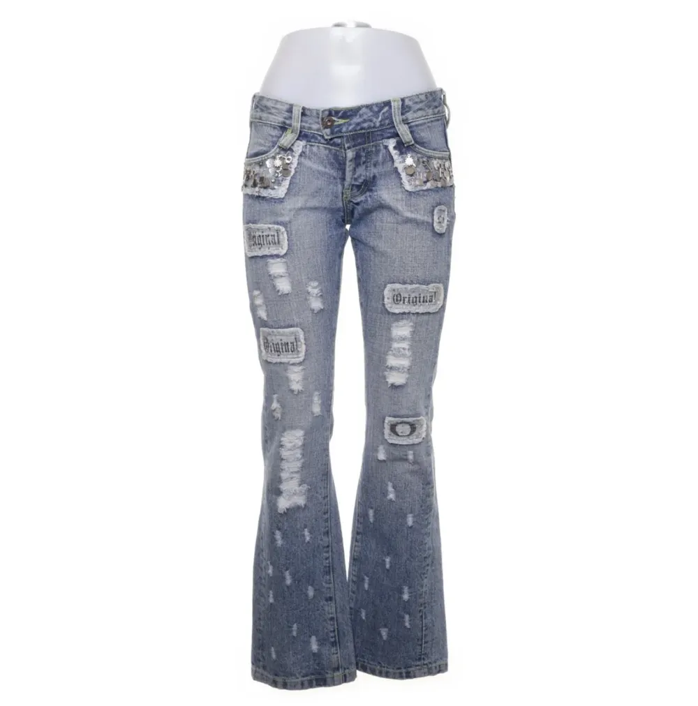 Säljer dessa jeans som är för små för mig❤️ lågmidjade med silver detaljer och andra dekorationer 💕. Jeans & Byxor.