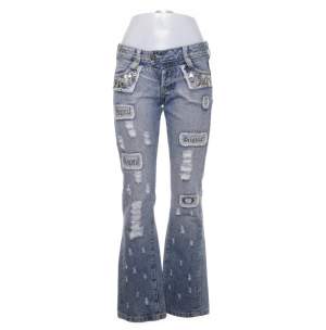 Säljer dessa jeans som är för små för mig❤️ lågmidjade med silver detaljer och andra dekorationer 💕