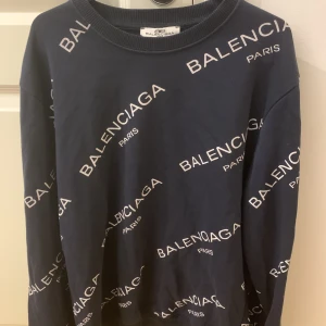 Balenciaga Sweatshirt  - Hej säljer nu min balenciaga tröja eftersom den inte passar mig längre! Modellen finns inte kvar eftersom det är den oldseason modellen men dom liknande tröjorna går för ungefär 14k på farfetch. Storlek XL men passar S och M 