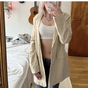 Beige kappa/kavaj - Fin vårkappa/kavaj i strl 38 från Gina tricot. Fint skick! Säljer då den inte riktigt kommer till användning💕