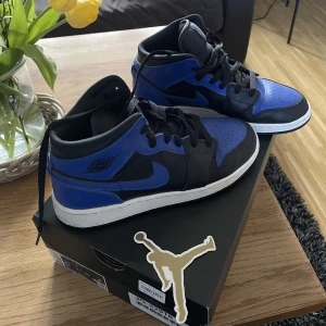 Nike Air Jordan 1 mid - Blåsvarta jordans i storlek 38 (själv har jag storlek 37-38). Använda väldigt fåtal gånger.