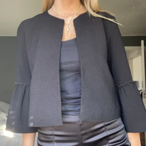 Kofta - Säljer denna svarta kofta med trekvartsärm från Esprit❤️