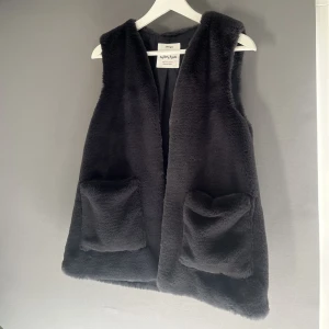 Päls väst - Super snygg faux fur päls ifrån zara barnavdelningen! Storlek 164 passar xs-m! Passar till vardags och fest och inga defekter alls!💗