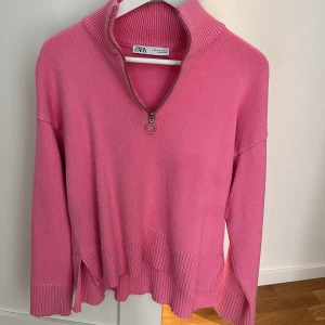 Zara kofta  - Rosa kofta. Storlek S, perfekt nu till våren. Kan frakta om köpare står frakt, annars möts jag i Sthlm. Kommer slängas på söndag 3/19 pga utränsning. 