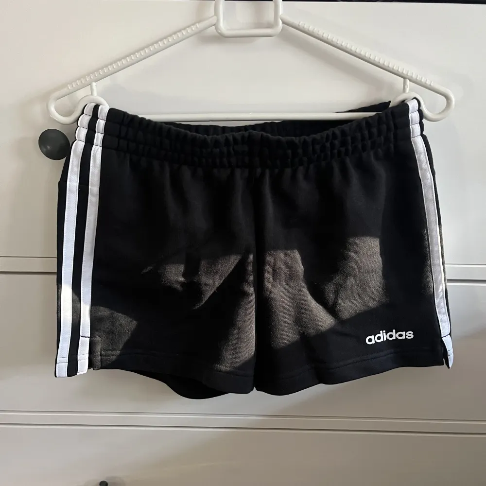 Ett par jätte fina adidas shorts för barn. De är i jätte bra sick med prislapp på och de är normal i passformen. Storlek:164 Köparen står för frakten . Shorts.