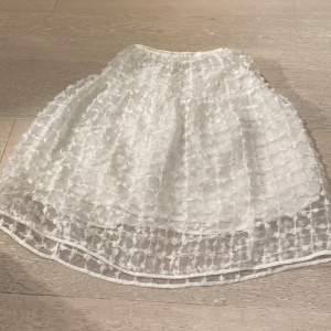 Supersöt kjol från zara. Använd ett par fåtal gånger. Inga skador eller slitage. Storlek Xxs/xs. 