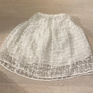 Superfin zara kjol - Supersöt kjol från zara. Använd ett par fåtal gånger. Inga skador eller slitage. Storlek Xxs/xs. 
