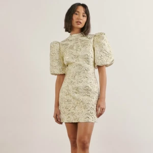 Klänning NA-KD - Klänning från NA-KD x Margaux. Nypris 600kr. Endast använd 1 gång💛Passar 36/38