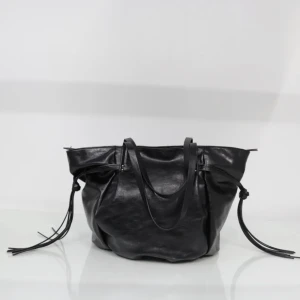 Svart väsk - Säljer denna snygga väska från Zara! Köpt på sellpy så finns ej kvar på hemsidan. 250+ 📦 