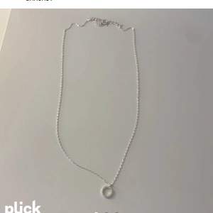 GRATIS FRAKT!! Säljer detta halsbandet i ÄKTA silver!🫶🏻🌸köptes för 229 kr, säljer för 50🫶🏻🌸(ge gärna prisförslag) skriv privat för fler bilder🫶🏻🌸