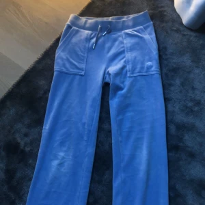 Juicy byxor - Hej! Säljer dessa juicy byxor i nyskick, dem är i storlek xxs och väldigt fina💗🙌