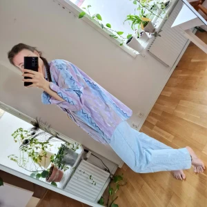 Lila/blå skjorta  - FREE SHIPPING UNTIL 18 APRIL! Bästa vårskjortan ever - ljust och frächt till våren och sommaren🐳 Se dig själv sitta vid havet i denna goding (för det har jag gjort!) 😍🌊 perfekt oversize på mig (170cm//36-38) 100% bomull ☁️