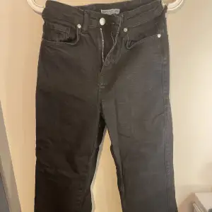 Säljer mina jeans från madlady i urtvättad svart sten färg, dom är i relativt nytt skick och är knappast använda, inga defekter finns och inga fel. Nypris är 599kr.