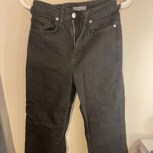 Jeans - Säljer mina jeans från madlady i urtvättad svart sten färg, dom är i relativt nytt skick och är knappast använda, inga defekter finns och inga fel. Nypris är 599kr.
