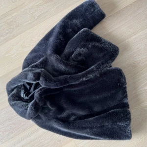 Jacka  - Fin fuskpäls från Zara storlek XS, använd 2 gånger 