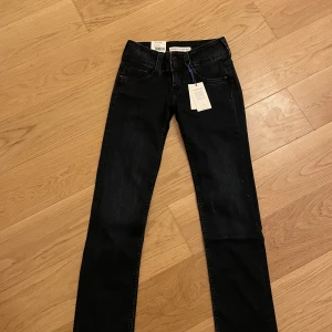 Peppe jeans i lowwaist - Helt nya lowwaist jeans från Peppe jeans i modellen straight. De är mörkblå och nypriset är 1088kr. Buda och frakten är 71 kr. 