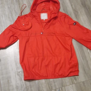 Tommy hilfiger vår jacka  - Tommy HIlfiger vår jacka använd 2 gånger nästan som ny 