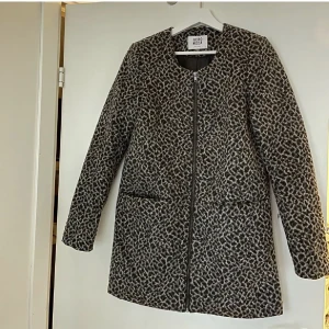 Kappa S - En kappa ifrån Vero Moda. Storlek S. Använd men i gott begagnat skick! 