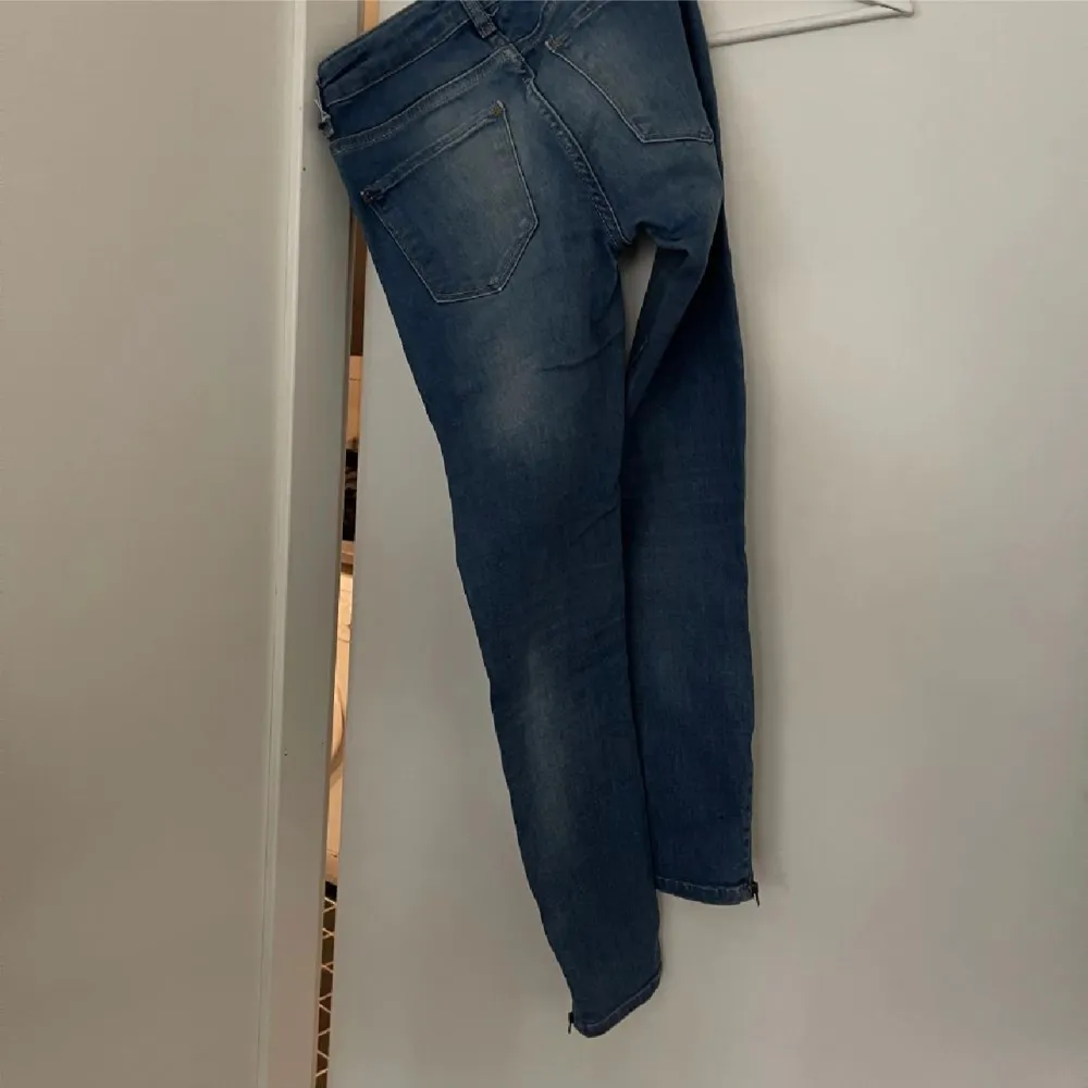 Jeans från Gina Tricot i fint skick. Storlek 25/30. Mjuka och väldigt stretchiga! Har dragkedja längst ner vid ankeln. Midja: 69cm Innerben: 67cm. Jeans & Byxor.