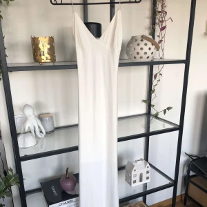 Vit långklänning  - Vit långklänning från Club L London. Öppen i ryggen och sitter jättefint, passar mig som är XS/S, väldigt stretchigt material