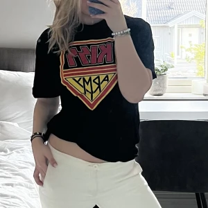 Kizz tröja - Jättecool tröja med ett tryck av KIZZ på. Härligt material och använd endast fåtal gånger
