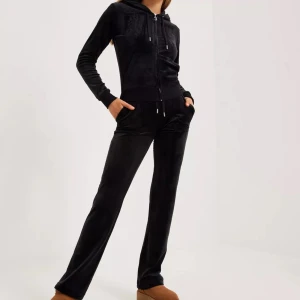 juicy set - Hej, intressekol på detta juicyset! Skriv rimliga prisförslag! Men så gott som nytt i nytt skick. 