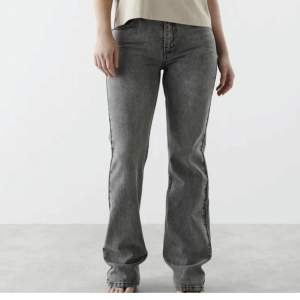 Säljer dessa snygga gråa, mid waist jeans från Gina tricot, de är använda ett fåtal gånger. De är i perfekt skick. Pris kan diskuteras (lånade bilder på jeansen) jeansen kostar 500kr i butik. 