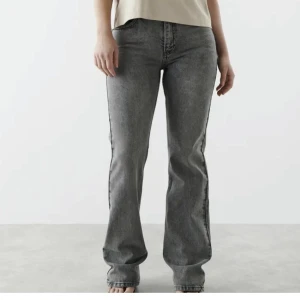 Jeans - Säljer dessa snygga gråa, mid waist jeans från Gina tricot, de är använda ett fåtal gånger. De är i perfekt skick. Pris kan diskuteras (lånade bilder på jeansen) jeansen kostar 500kr i butik. 