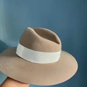 Beige hat from brand Rag Bone size L