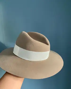 Beige hat from brand Rag Bone size L