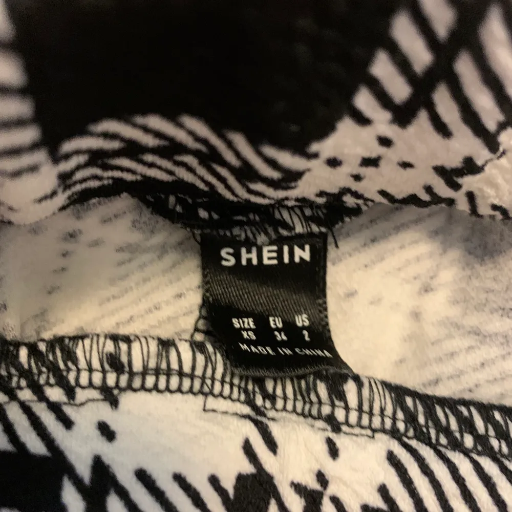 En superfin kjol från SHEIN. Den är i bra skick och har endast använts en gång. Känner inte att den kommer till användning.  Köpt för ca 60 kr men säljer den för 20🌹 du står för frakt men kan även mötas🌸. Kjolar.