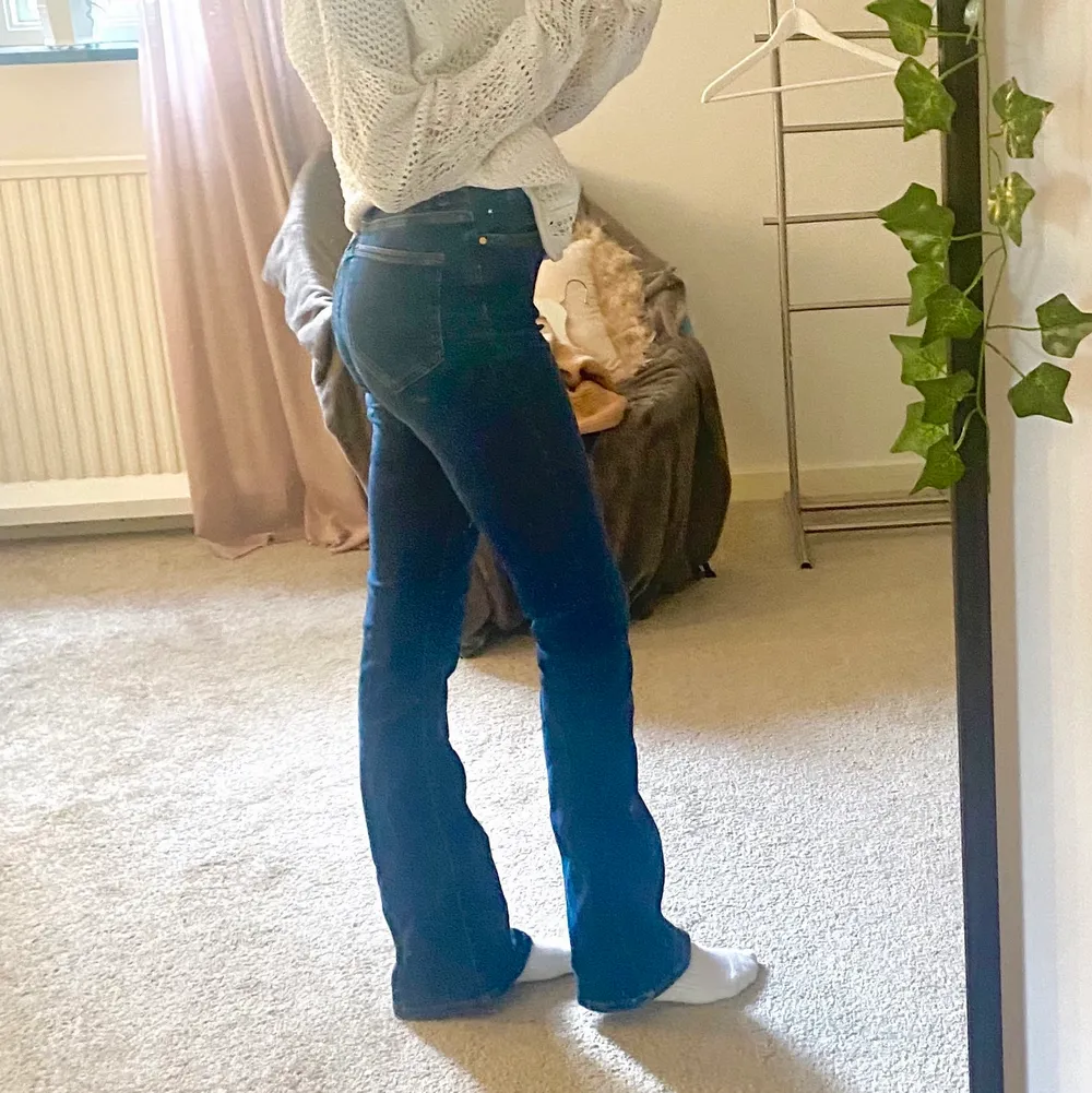 Mörkblåa botcut jeans ifån bikbok. Fint skick då dom endast är använda en gång. Sitter bra i längden på mig som är cirka 172cm💓💓💓. Jeans & Byxor.