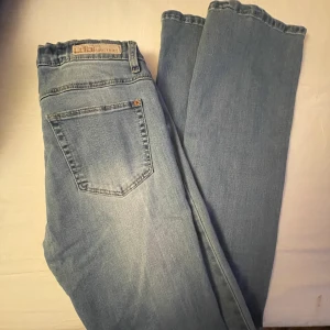 Långmidjade jeans - Super fint skick inga skador! Är storlek 170 som motsvarar XS/S! Köpta för 299kr! Säljer för 100kr + frakt! Kom privat för intresse, frågor eller köp!😍
