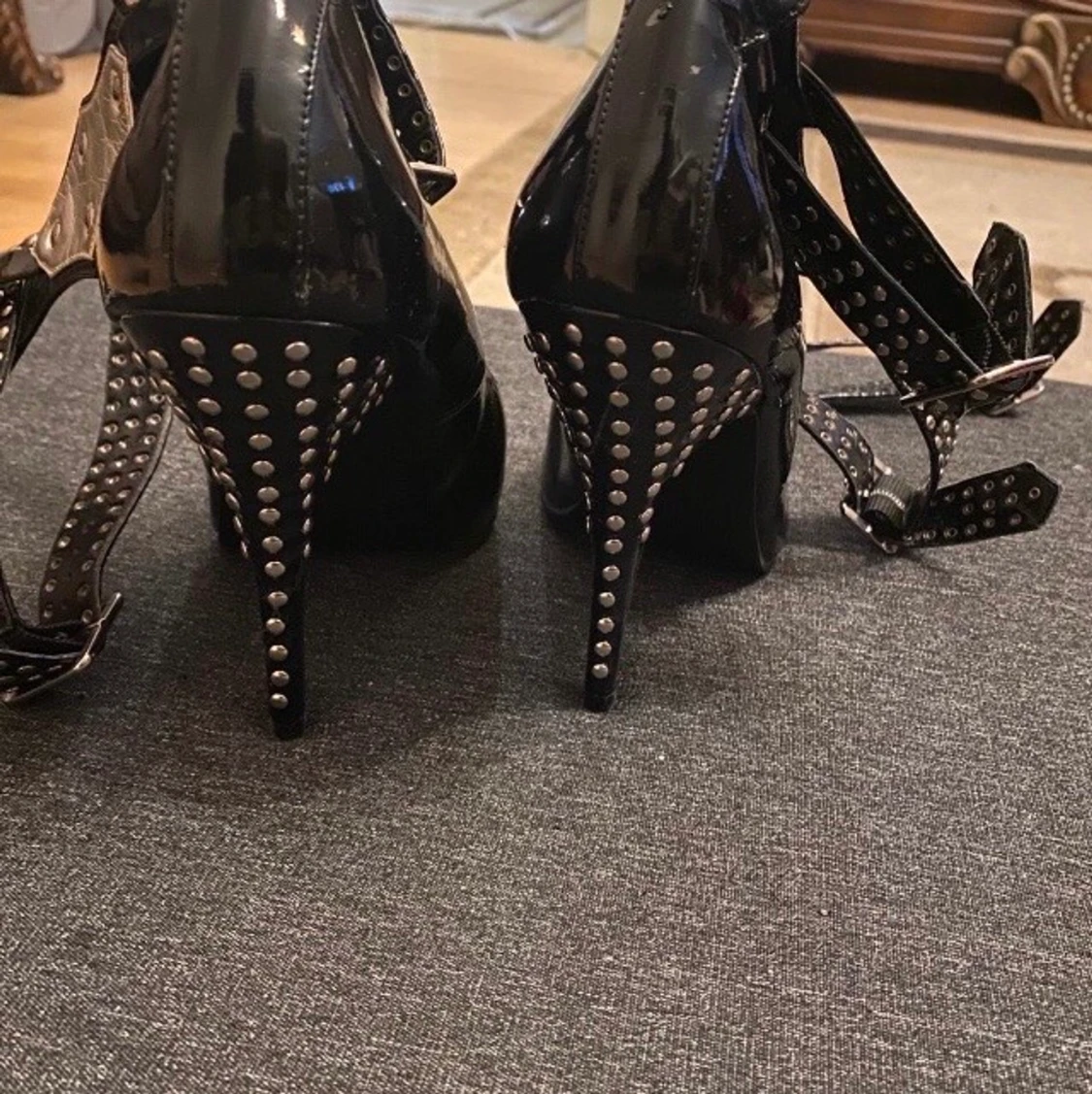 Svarta klackskor med nitar  - 91