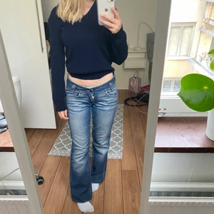 Mörkblå kort långärmad stickad  - Säljer denna snygga mörkblåa tröja, då jag har en annan nästan lika dan. Har inte använt alls🥰 Ställ om du har nån fråga🥰