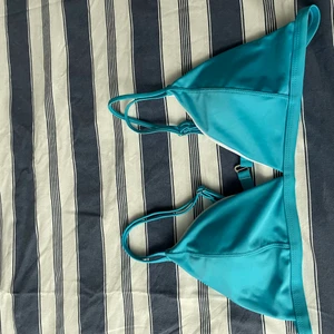 Blå bikiniöverdel - Ej använd då den inte passar! Storlek xl💞