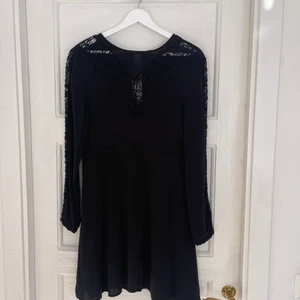 Svart klänning, långärmad klänning, från Mango,  storlek M - Svart klänning från Mango  Perfekt som en lite finare klänning  Långärmad ,Normal ,lång Storlek M  Postar, du står för fraktkostnad  Kan eventuellt mötas