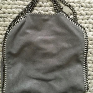 Stella McCartney  - Super fin stellamccartney väska i färgen grå💕nyskick och köpt för 10 000kr så hade kunnat tänka mig runt 4000kr😊hör gärna av er om intresse finns för jag vill gärna sälja den❤️❤️100% ÄKTA!