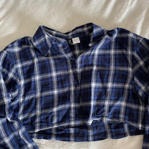 Kort skjorta - Säljer en blå kort skjorta då den sällan används. Använd några gånger men i fint skick💗