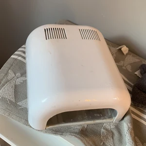 Uv-lampa - Uv-lampa till gelenaglar. Funkar perfekt och är i bra skick. Säljer den för ganska billigt för vill bli av med den. Pga att jag inte gör naglar längre