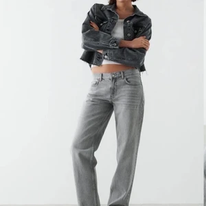 Low straight jeans - Jag säljer dessa skit snygg jeans som är slutsåld på Gina! Storlek 38, jag är 174cm och de sitter bra i längden! Stick: bra, inga defekter. Frakten kostar 79kr💕💕