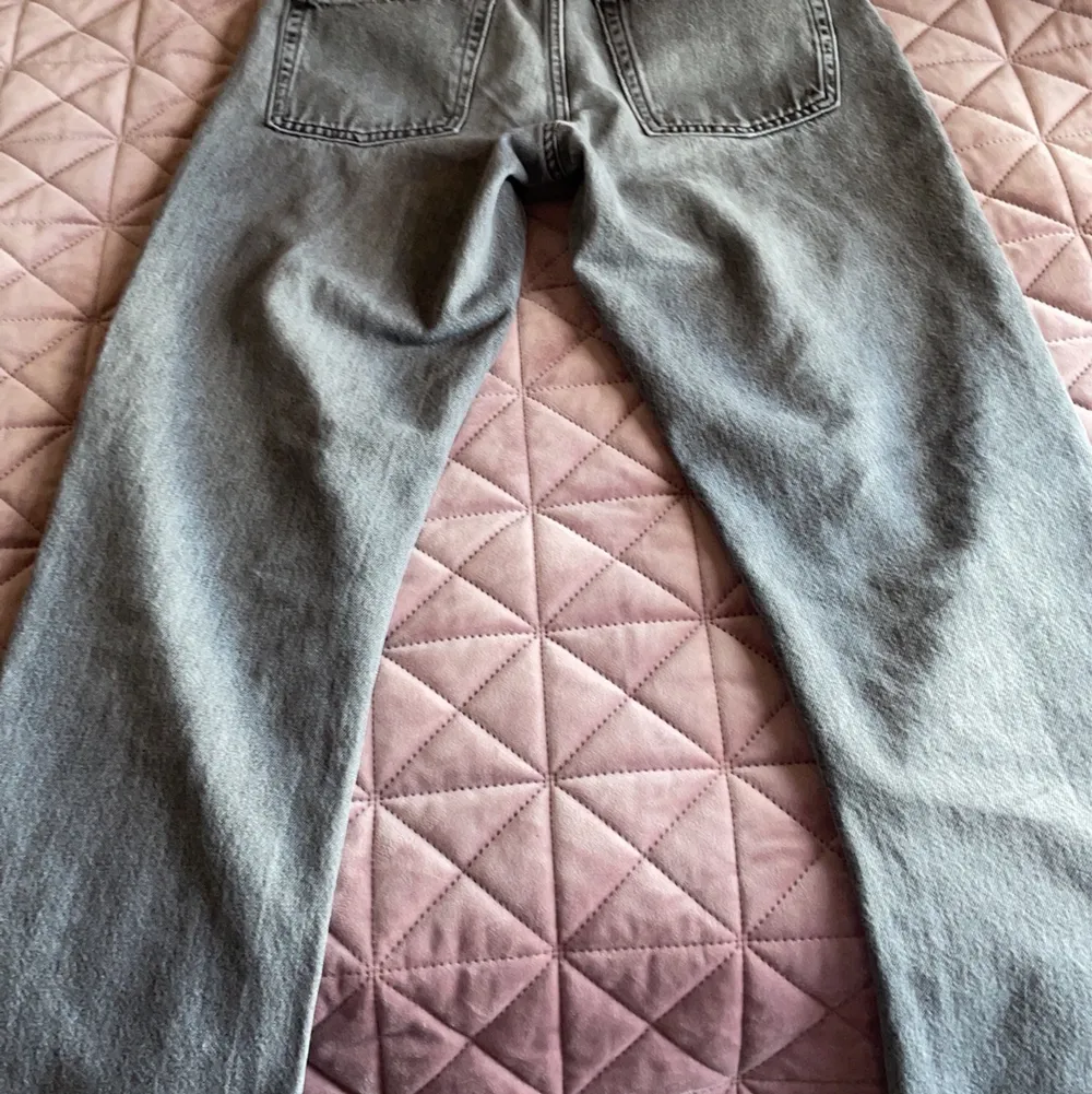 Gråa vailent jeans , jätte bra stick, kommer vi överens med ett bra pris så går det:) . Jeans & Byxor.