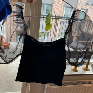 Croptopp med puffärmar - Från bershka. passar S-L