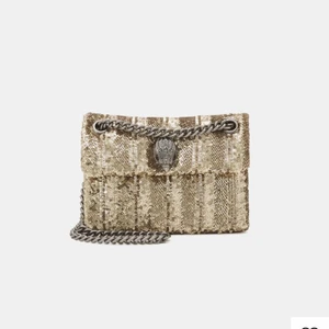 Kurt Geiger mini kens bag -guld - Sequins mini kens bag från Kurt Geiger, helt slutsåld överallt, en favorit i gareroben, så fin nu till sommaren!!! Frakt 66kr, pris kan diskuteras (skriv för mer bilder)