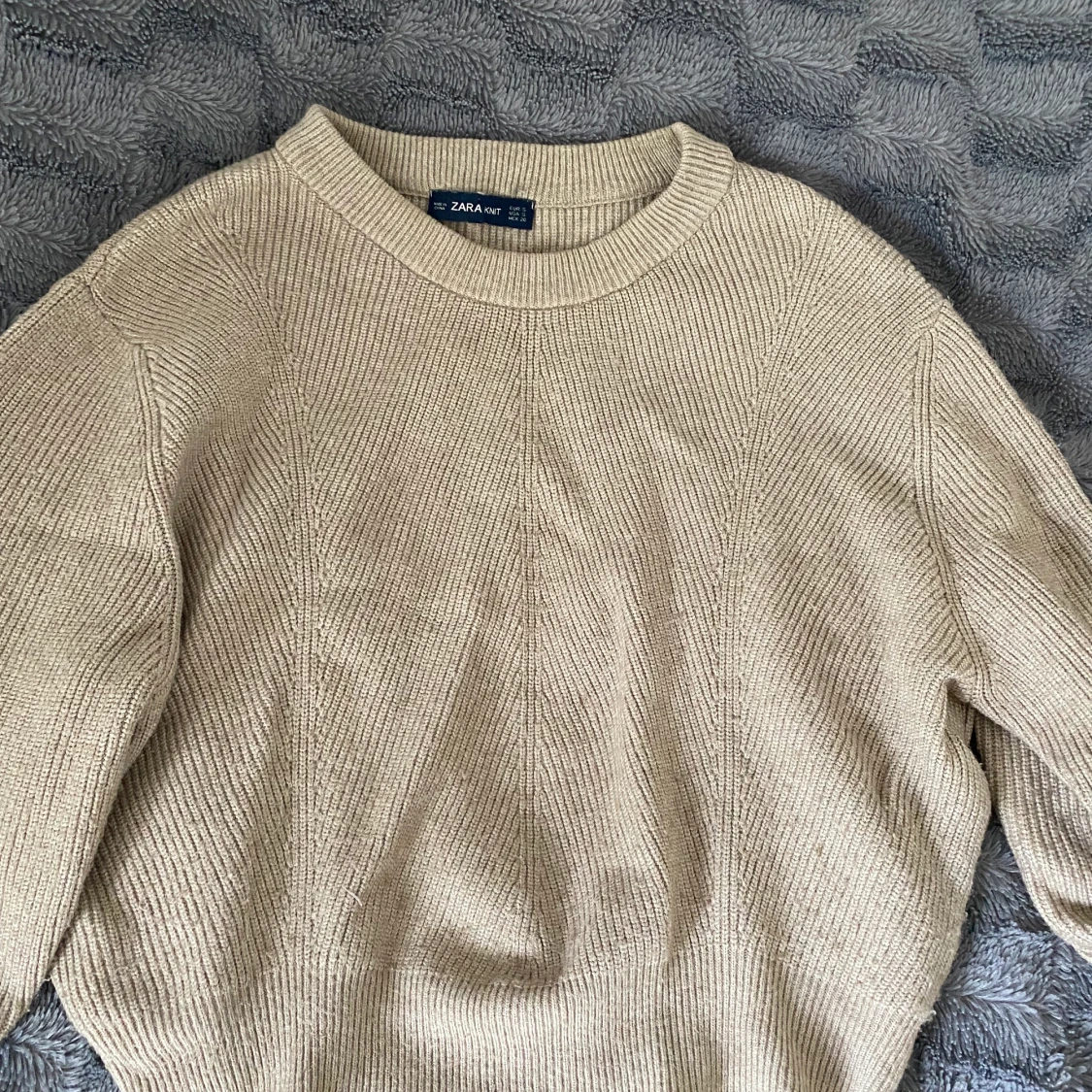 Beige stickad tröja  - 90