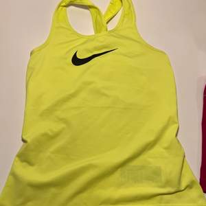 Hej! Säljer detta linne ifrån Nike i en neongul färg! Super fin och knappt använd! Köparen står för frakten 🤍