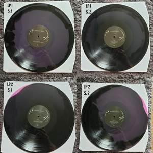 SÄNKT PRIS - Dangerous woman vinyl, purple + black limited edition.  Öppnad, men med skyddsplasten kvar över fodralet. Skivorna är aldrig spelade.